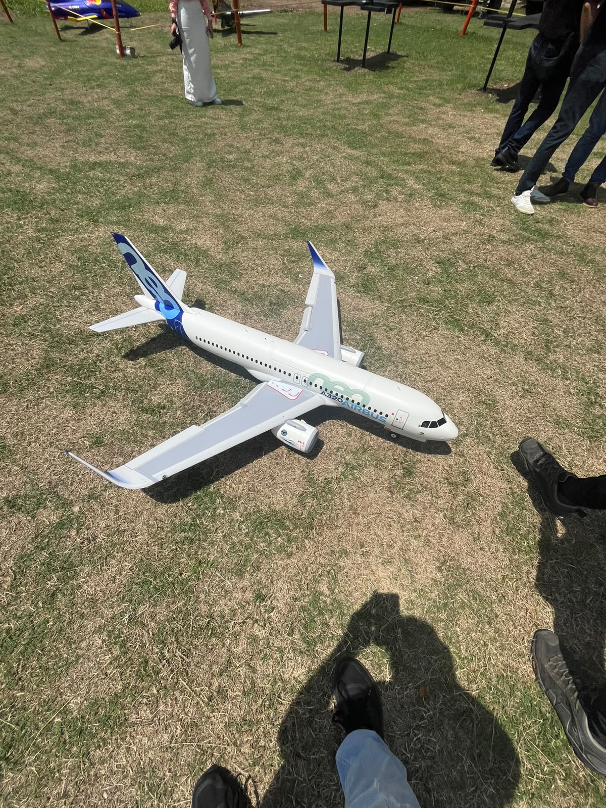 Airbus A320 a escala en la plataforma