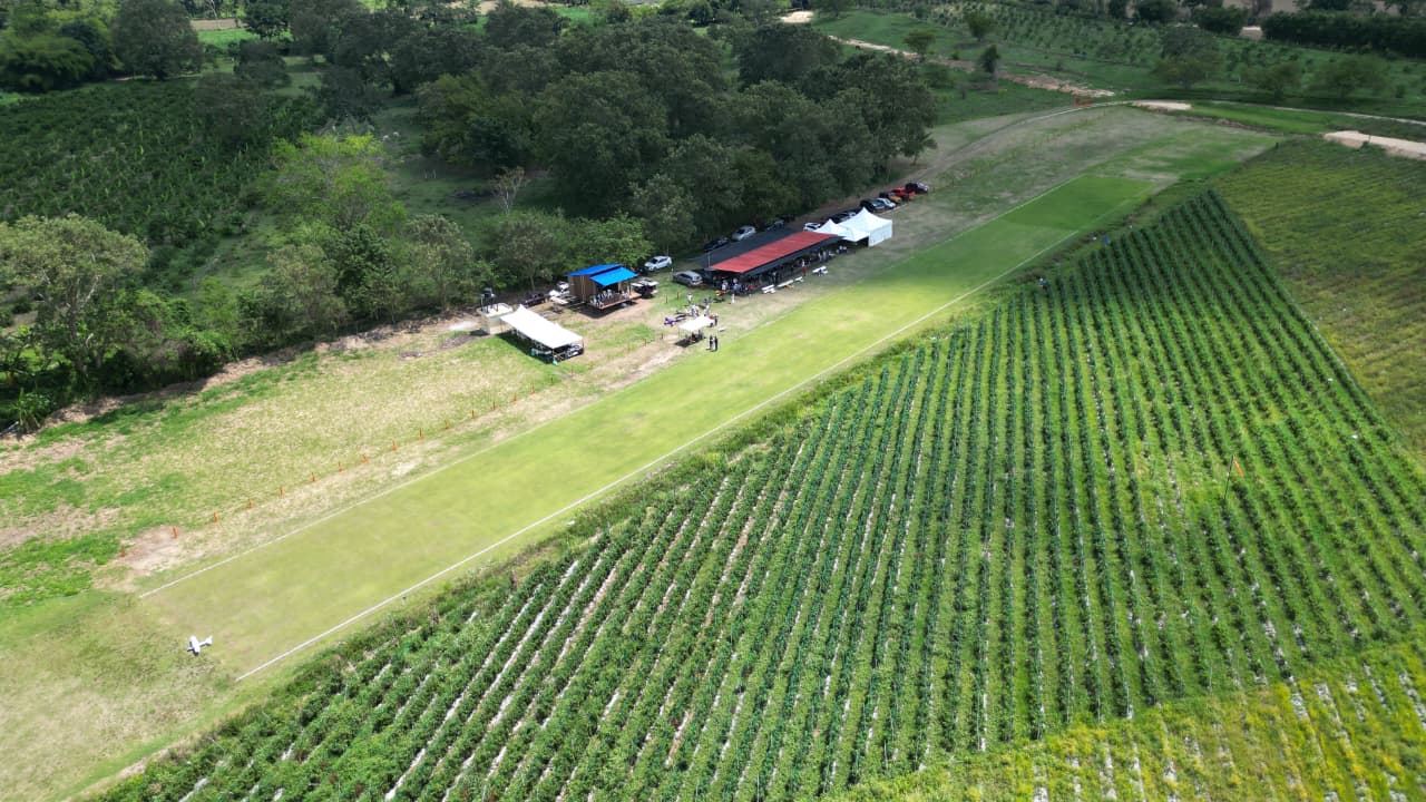 Vista aérea del campo de vuelo y la pista del campeonato en Bucaramanga